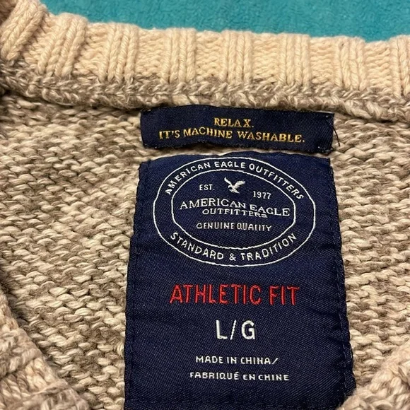 And American Eagle outfitters athletic fit men’s L oatmeal sweater burgundy cuff - Picture 6 of 10